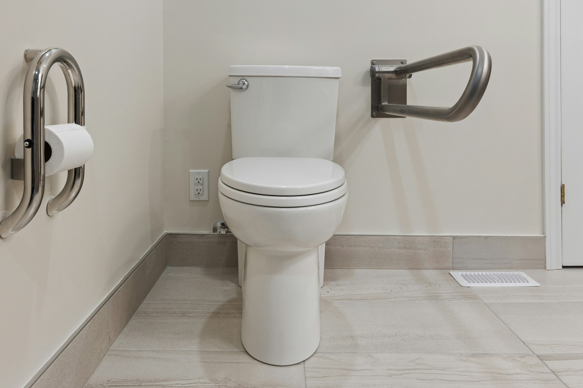 Pasillo hospitalario con acabados técnicos
